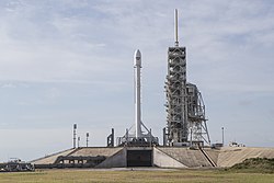 EchoStar XXIII ja Falcon 9 laukaisualustalla 13. elokuuta 2017.