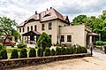 Wohnhaus, Nebengebäude und Gartenpavillon eines Hofes