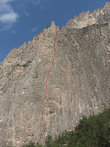 Ruta de escalada en pared de caliza