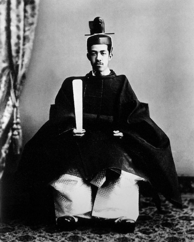 הקיסר יושיהיטו בגלימת הכתרתו