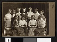 Dívčí třída Trondheimské Reálné školy, asi 1901–1903 nebo dámský klub Trondheim, asi 1908