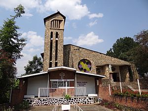 Kirche in Kibuye mit einem Denkmal, das an ein dortiges Massaker des Völkermords von 1994 erinnert
