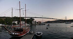 Hajók a Boszporuszon, háttérben az isztambuli Győzedelmes Mehmed szultán hídja