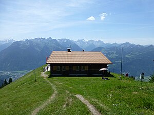 Fraßenhütte von Norden mit Blick über das Illtal zum Rätikon