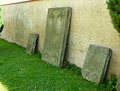 Historische Grabsteine an der Außenmauer