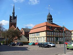 Rådhuset och tornet av St.Georgskyrkan i Grabow