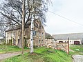 Wohnstallhaus, daran angebautes Seitengebäude und Scheune eines Bauernhofes sowie Torpfeiler der Hofzufahrt