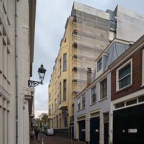 Einde Kazernestraat met Hotel des Indes