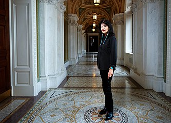 Joy Harjo à la bibliothèque du Congrès des États-Unis le jour de sa désignation.