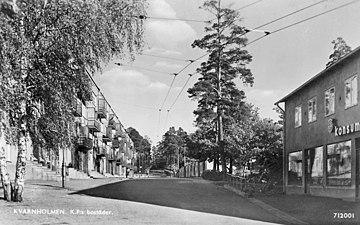 Tre Kronors väg österut med butiken till höger. Tre Konors väg trafikerades av trådbuss, 1940-tal.