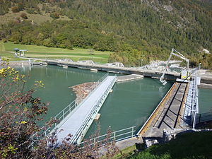 Wehrbrücke und Rechenanlage des Einlaufbauwerks