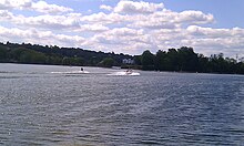 Un skieur nautique sur un lac