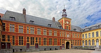 La cour intérieure de l'hospice Comtesse, à Lille. (définition réelle 2 987 × 1 569)