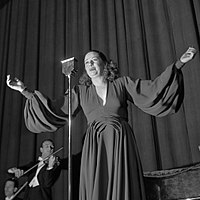 Lucienne Boyerová (1945)