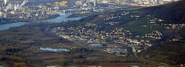 Luftbild mit der Donau und dem Linzer Industriegebiet im Hintergrund (2012)