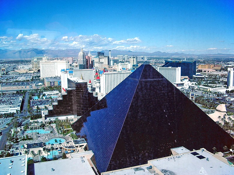 File:Luxor Hotel.jpg