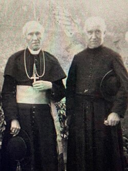 Mons. de La Celle (vlevo, fotografie asi z r. 1925)