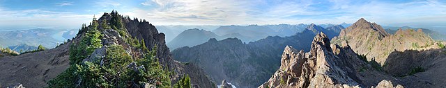 Vista perto da cimeira do Mount Ellinor na Floresta Nacional Olímpica de Washington, mostrando a Monte Washington à direita, Puget Sound à esquerda, e vários outros marcos.