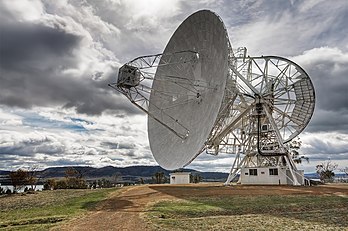 Radiotélescope et son antenne de 26 m de diamètre du Mount Pleasant Radio Observatory, observatoire de radioastronomie situé en Tasmanie (Australie). (définition réelle 1 912 × 1 271)