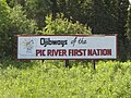Hinweisschild auf die Ojibways of the Pic River am Oberen See im Norden Ontarios