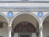 Оспедале дельи Инноченти. Флоренция. Деталь фасада. Медальоны мастерской Андреа делла Роббиа. 1463. Майолика