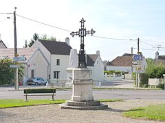 Croix monumentale devant le parvis de l'église