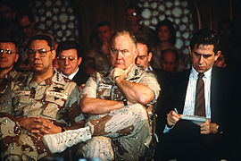 Ген. Шварцкопф, ген. Колин Пауъл (отляво) и Пол Улфовиц (дясно) слушат, докато министърът на отбраната Дик Чейни се обръща към репортери за войната в Залива през 1991 г.
