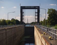 Leere Schleusenkammer der Schleuse Wanne-Eickel, Unterwasser-Hubtor geschlossen