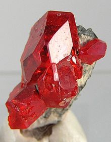 sekelompok kristal merah ceri cerah