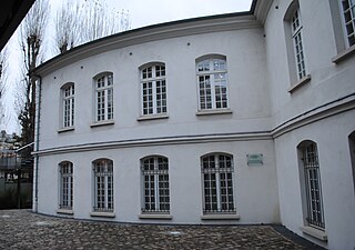 Le pavillon d'entrée sud du château d'Issy, vue arrière.