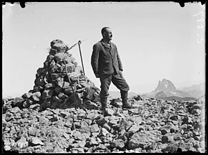 Soler au sommet de la Collada, Espagne, avec en arrière plan l'Ossau, 1907.