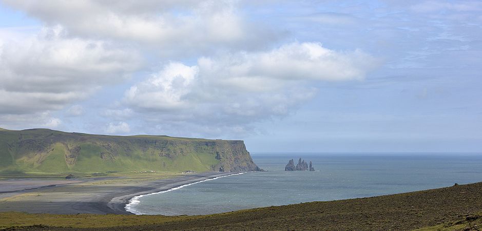 圖為雷尼斯沙灘和名為雷尼斯德蘭加的玄武岩海蝕柱，攝於冰島的迪爾侯拉埃角。