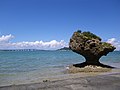 浜比嘉島の奇岩（右）と浜比嘉大橋（左奥）