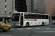 西肥バス 社番N829/佐世保200か 78（日産ディーゼルKL-RA552RBN） 西肥バスではしばしば広告塗装・ラッピングを施した車両が使用されることがある。SASEBO EXPRESSカラー