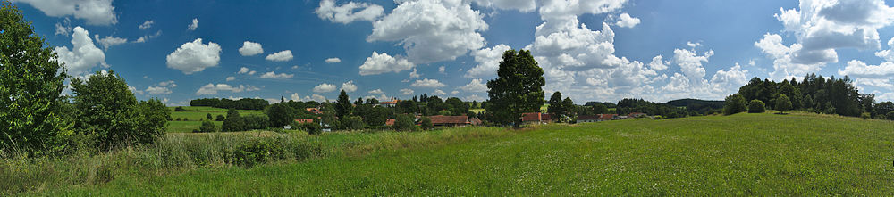 Panorama obce od západu