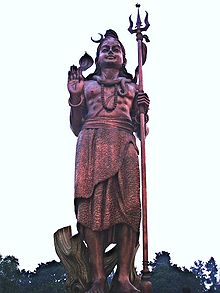 Una statua di Śiva vicino all'Indira Gandhi International Airport, Delhi.
