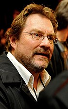 Stephen Root interprète Mike.