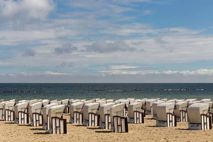 Пляжные кресла на пляже в Зеллине (остров Рюген)