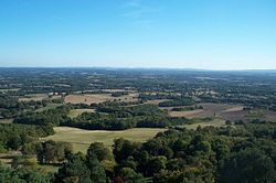 L'anticlinale del Weald vista dall'alto della torre di Leith Hill nel Surrey. Sullo sfondo, lontane, le colline di South Downs nel Sussex