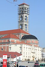 Chevet et clocher d'une église en construction.