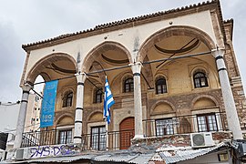 La façade principale de la mosquée et son porche asymétrique.