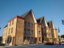 Town_hall_of_Croissy-sur-Seine.jpg