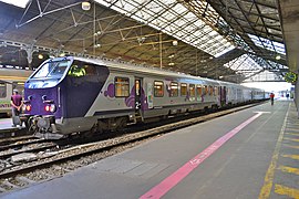 Voiture Corail réversible Haute-Normandie (2de classe) en gare de Paris-Saint-Lazare (2011).