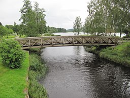 Tranemosjön ligger bakom bron