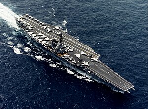 USS Forrestal (CV-59) till sjöss i Atlanten under 1987, med två F-14 Tomcat vid de främre katapulterna.