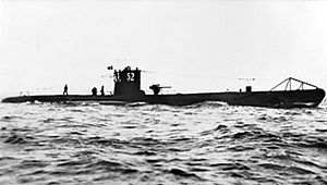 Ačkoli tato fotografie není datována, byla pravděpodobně pořízena před válkou, protože číslo U-52 bylo na začátku válečného konfliktu namalováno.