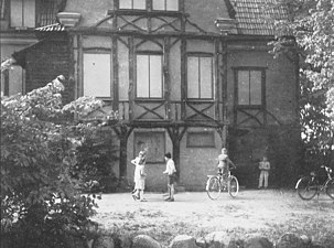 Villa Lindudden med förspikade fönster, 1951.