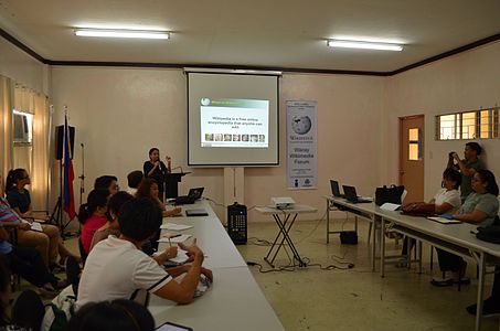 Bel Ballesteros gives a talk about Wikipedia