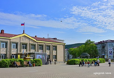 Центральная площадь Углегорска и здание администрации Углегорского района