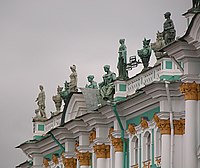 Скульптуры на крыше Зимнего дворца.jpg